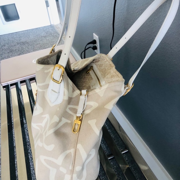 Louis Vuitton Beautiful Handbag - Picture 5 of 8